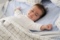 Kinh nghiệm cho bé nằm điều hòa không sợ ốm