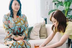 Mẹ chồng quý mến hai mẹ con chị hàng xóm, con dâu choáng váng chỉ muốn ly hôn khi phát hiện ra một bí mật