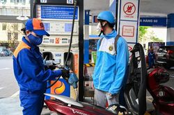 Giá xăng tiếp tục tăng, xăng RON 95 vượt 22.000 đồng/lít