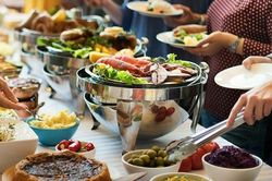 Khách mua 1 suất buffet hơn 110.000 đồng nhưng 3 người ăn, có thái độ gay gắt khi bị nhắc nhở
