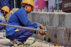 Công nhân đội nắng thi công cầu vượt trăm tỷ