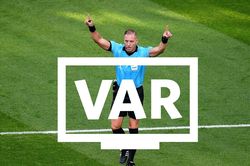 VAR, GLT, SAO thay đổi bóng đá thế nào?