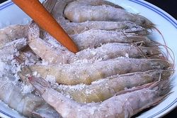 Mẹo rã đông tôm trong 5 phút
