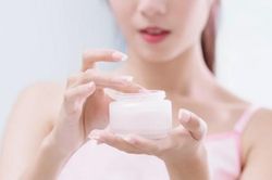 Để da không bị khô dù ngồi phòng điều hòa