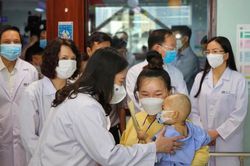 Phó Chủ tịch nước Võ Thị Ánh Xuân thăm, tặng quà các bệnh nhi tại Bệnh viện Nhi Trung ương