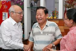 Đồng chí Phan Nguyễn Như Khuê thăm, chúc thọ người cao tuổi tiêu biểu