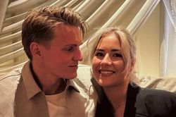Arsenal: Đội trưởng Martin Odegaard đăng ảnh bạn gái đồng hương Na Uy