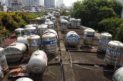 Lóa mắt với hàng trăm 'quả bom nước' bằng inox trên nóc các khu tập thể cũ ở Hà Nội giữa trưa hè