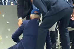 Video ông Biden bị vấp ngã trên sân khấu