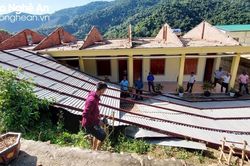 Giông lốc bất ngờ cuốn tốc mái nhà dân và trường học ở vùng cao Nghệ An