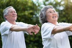 5 điều người cao tuổi cần làm để khỏe mạnh trong nắng nóng
