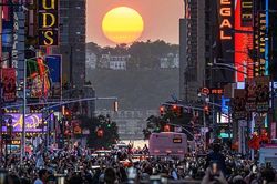 Manhattanhenge - Cuộc trình diễn ánh sáng kỳ diệu