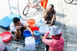 Hà Nội: Hàng trăm người dân đội nắng đi lấy nước tích trữ
