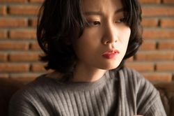 Đang nợ tiền tôi mà chị chồng vẫn tiêu xài hoang phí