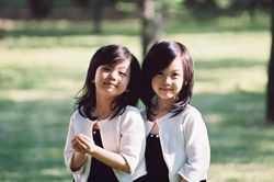 Sự khác biệt rõ rệt giữa đứa trẻ được mẹ và bà chăm sóc