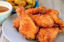 Cậu bé lớp 3 quyết không đụng vào gà rán trong buổi liên hoan, lý do khiến nhiều người xúc động