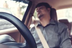 Ngủ trong xe ô tô bật điều hòa để tránh nóng nguy hiểm như thế nào?