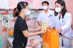 Phó Chủ tịch nước Võ Thị Ánh Xuân thăm và trao hỗ trợ trẻ em đang điều trị tại bệnh viện