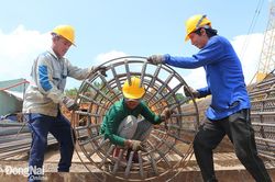 Thi đua đẩy mạnh phát triển kết cấu hạ tầng đồng bộ, hiện đại