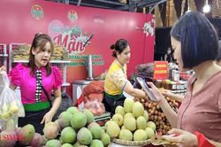 Chợ nông sản Sơn La ở Thủ đô 'đắt hàng như tôm tươi'