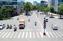 Nắng nóng hầm hập khắp Bắc và Trung Bộ