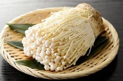 Mẹo chọn và làm sạch nấm kim châm đúng cách