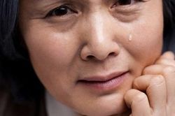 Người phụ nữ 70 tuổi bật khóc khi cầm trên tay giấy chứng nhận ly hôn