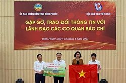 Hội Nhà báo Việt Nam trao tặng 50 suất học bổng và trồng 3.300 cây gáo vàng tại Bình Phước