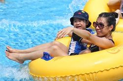 Hà Nội nắng như 'đổ lửa', người dân ùn ùn ra công viên nước giải nhiệt