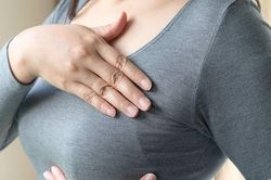 Phụ nữ đặt túi ngực phù hợp với phương pháp tầm soát ung thư vú nào?