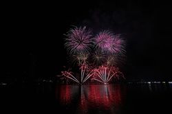 Sông Hàn rực sáng trong show diễn pháo hoa của Việt Nam và Phần Lan