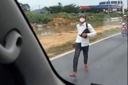 Thanh niên chặn đường, đập vỡ kính xe cấp cứu
