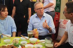 Thủ tướng Australia Anthony Albanese uống bia hơi, ăn bánh mì truyền thống Hà Nội