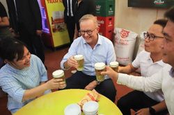 Hình ảnh Thủ tướng Australia Anthony Albanese trong quán ăn ở Hà Nội