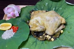 Món ngon cuối tuần: Cách làm gà hấp lá sen thơm ngon, bổ dưỡng