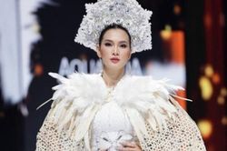Siêu mẫu Anh Thư: 'Nhìn các bạn Hoa hậu catwalk tôi muốn nhào lên sân khấu để dạy lại'