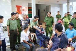 Giám đốc Công an An Giang thăm, động viên và tặng quà các tổ thu nhận hồ sơ cấp CCCD