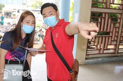 Tình nguyện viên phục vụ hiến máu lưu động