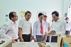 Phó Thủ tướng Trần Lưu Quang thăm cán bộ, giáo viên Trung tâm Phục hồi chức năng - Giáo dục trẻ em khuyết tật tỉnh