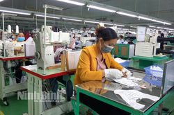 Đồng hành cùng công nhân vượt khó