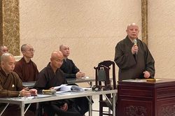 Hòa thượng Thích Lệ Trang họp chúng, kiểm tra công việc cho khóa An cư kiết hạ tại Việt Nam Quốc Tự