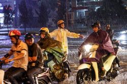 Miền Bắc nắng nóng cả ngày, chiều tối đổ mưa