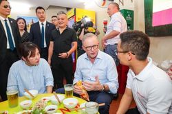 Thủ tướng Australia thưởng thức bia hơi, dùng bữa trưa tại phố cổ Hà Nội