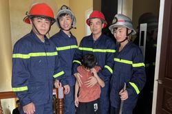 Giải cứu cháu bé mắc kẹt trong thang máy do mất điện
