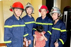 Giải cứu bé trai mắc kẹt trong thang máy vì mất điện đột ngột