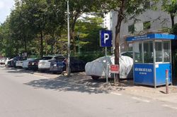 Vỉa hè bị 'cướp ngày, cướp đêm' thành bãi trông giữ ô tô ở Hà Nội