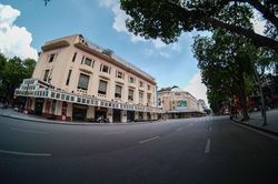 Hà Nội nắng như đổ lửa, phố đi bộ Hồ Gươm cuối tuần vắng hoe