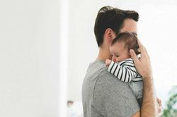 Khoảng 10% ông bố đang bị ảnh hưởng bởi chứng trầm cảm sau sinh