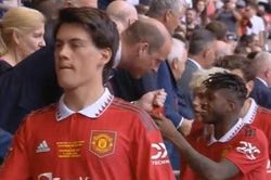 CĐV Man United nổi giận với Fred sau chung kết FA Cup