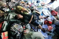 Kiếm 200 USD/ngày khi 'nhặt tiền' trong bãi rác khu nhà giàu Hong Kong